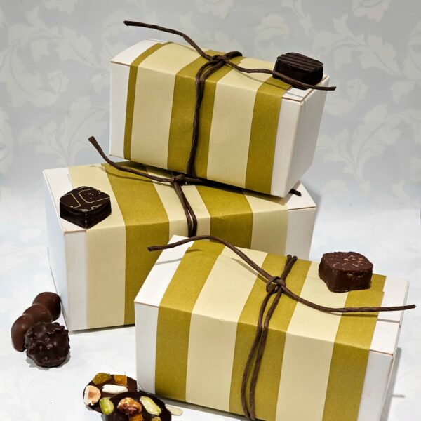 3 petits ballotins emballés entourés d'assortiments