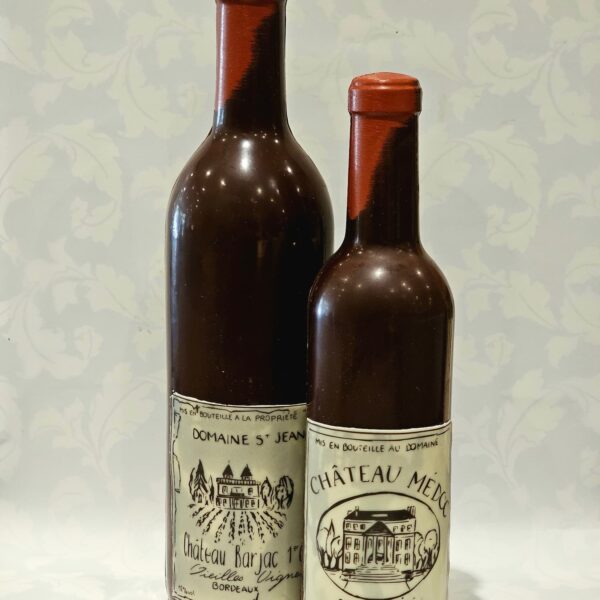 Deux bouteilles de bordeaux en chocolat, tailles différentes