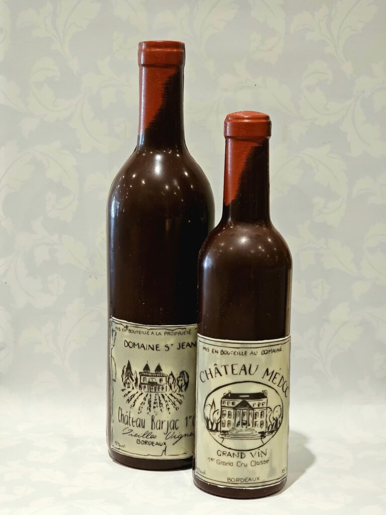 Deux bouteilles de bordeaux en chocolat, tailles différentes