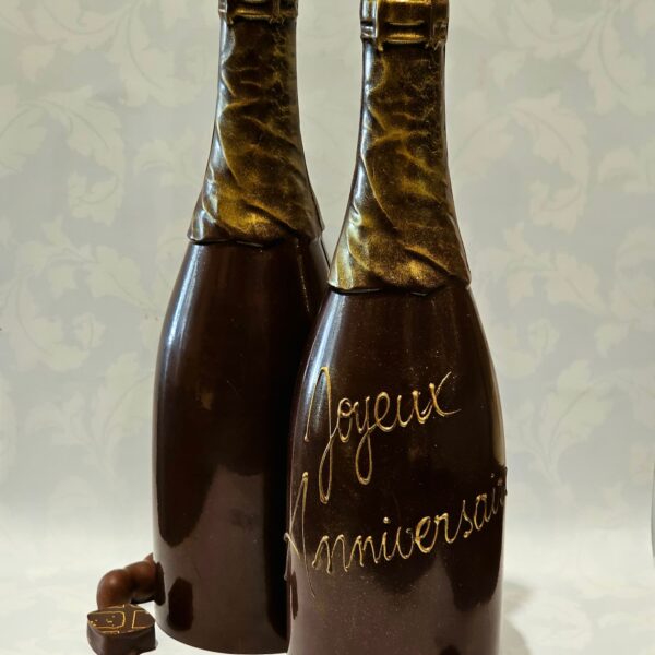 Deux bouteilles de champagne en chocolat