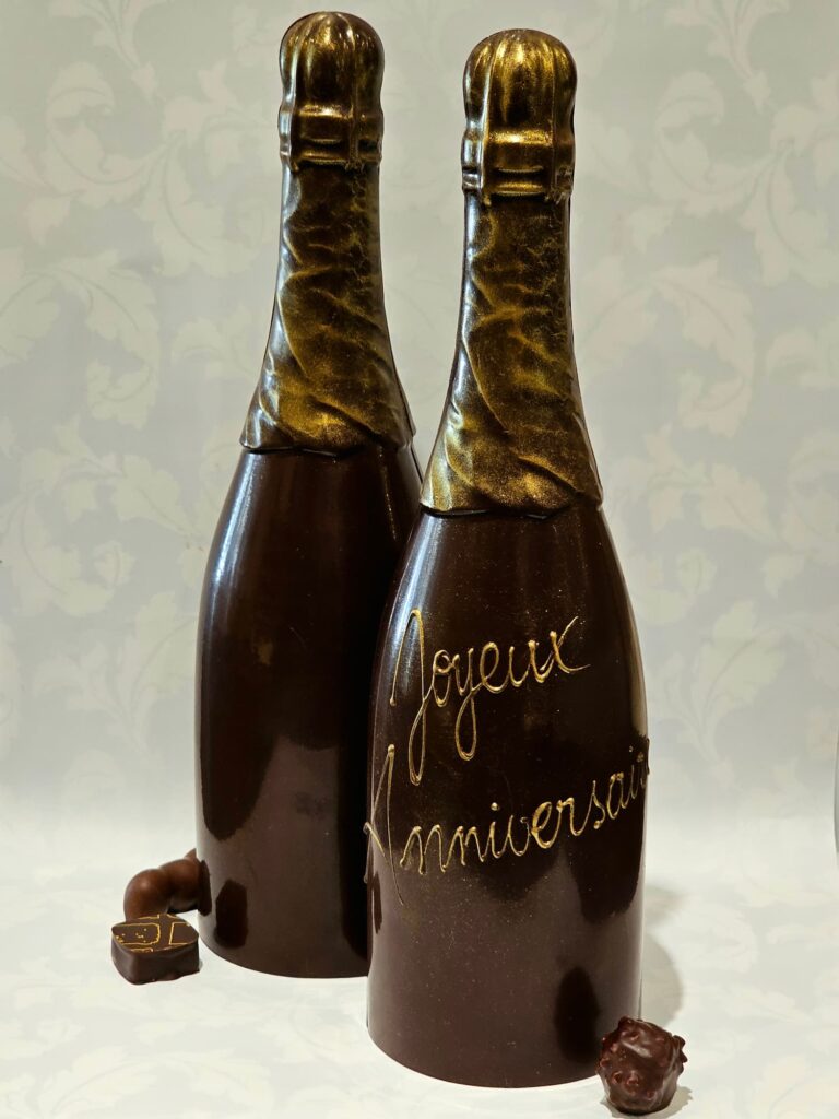 Deux bouteilles de champagne en chocolat
