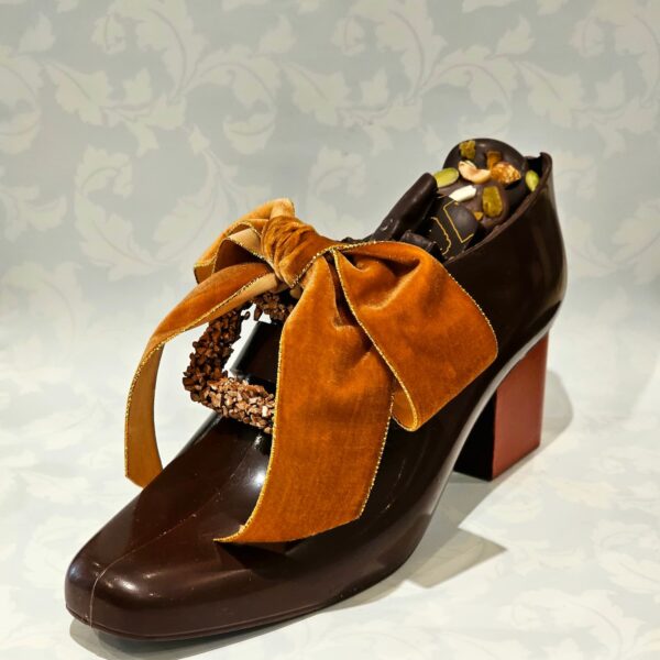 Chaussure en chocolat style Louis XIV, avec un ruban orange, garnis d'assortiment