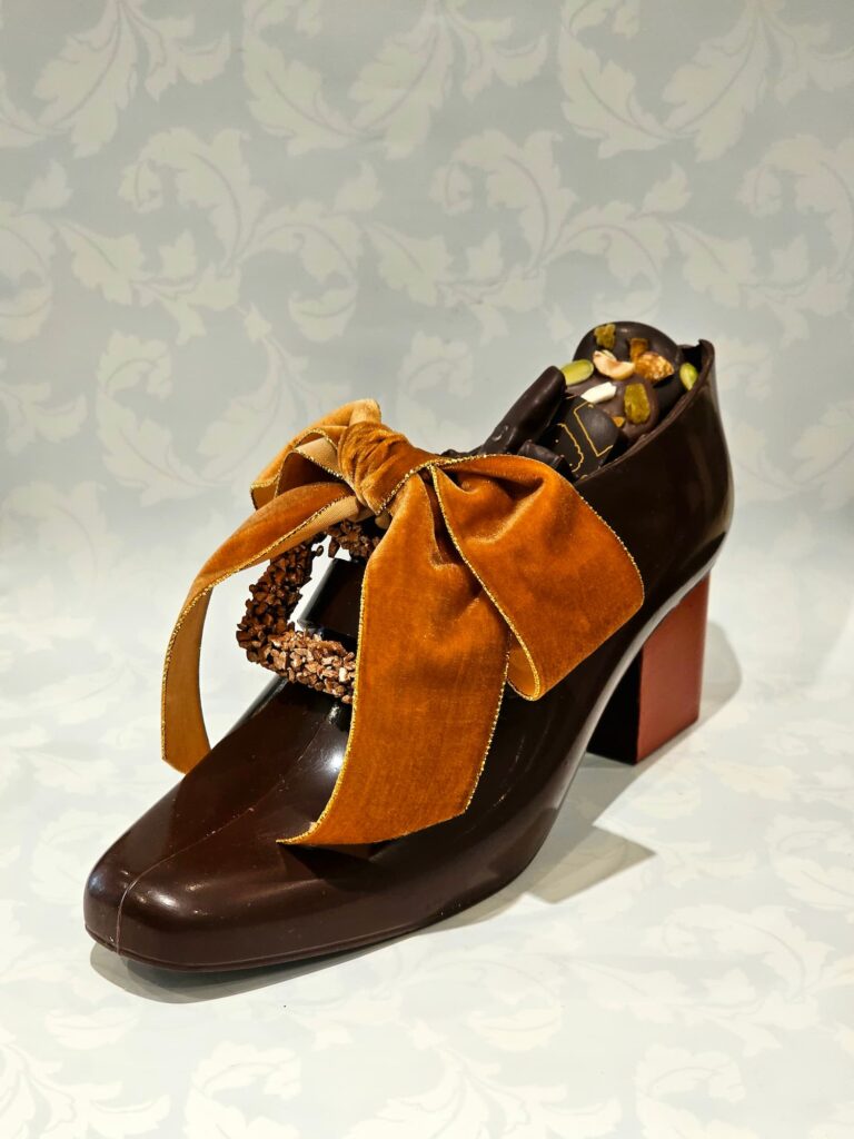 Chaussure en chocolat style Louis XIV, avec un ruban orange, garnis d'assortiment