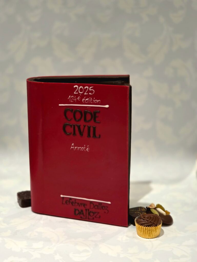 Livre du code civil en chocolat debout