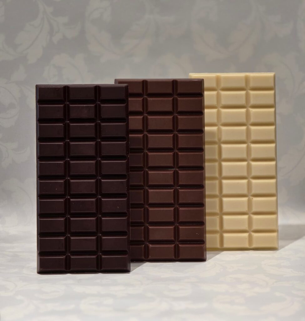 3 tablettes de chocolats noir, blanc, lait