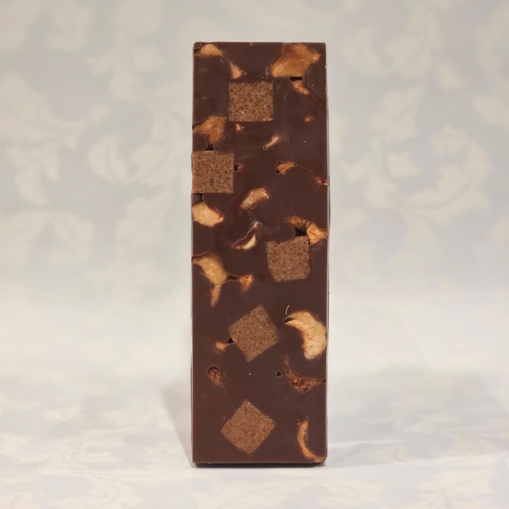 Barre au chocolat au lait, incrusté de noix de cajou et praliné cajou