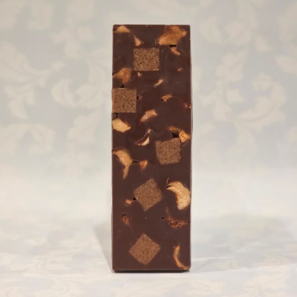 Barre au chocolat au lait, incrusté de noix de cajou et praliné cajou