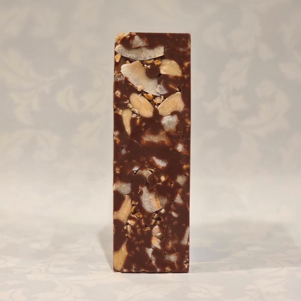 Barre chocolat au lait, incrustée de granola et noix de coco