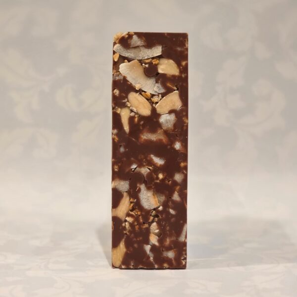 Barre chocolat au lait, incrustée de granola et noix de coco